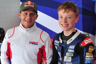 Ex-Weltmeister lädt Adorfer ein - Der Moto-2-Weltmeister von 2011 Stefan Bradl (links) mit Dustin Schneider nach einer kurzen Auswertung einer Trainingssitzung auf dem Hockenheimring.