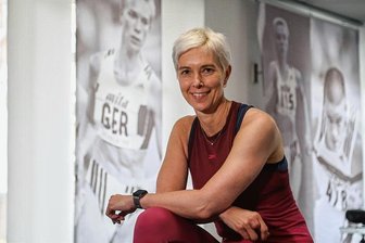 Ex-Weltmeisterin wird zur „Eiskönigin“: Warum eine Chemnitzer Unternehmerin auf minus 85 Grad setzt - Anja Rücker, ehemalige Weltklasse-Sprinterin, hat sich 2019 mit einem Gesundheitsstudio in Chemnitz selbstständig gemacht. 1999 holte sie in 49,74 Sekunden über 400 Meter den Vizeweltmeistertitel. Fotoleinwände erinnern an ihre und die Erfolge ihres Mannes, den Hürden-Sprinter Falk Balzer.
