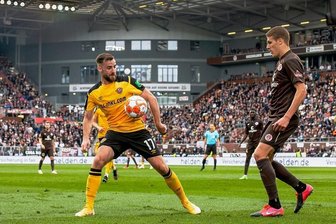 Ex-Zwickauer Morris Schröter: Angekommen in der Zweiten Liga - Morris Schröter lernt schöne Fußball-Arenen in der 2. Liga kennen, so wie hier beim FC St. Pauli (rechts Jakov Medic), dem aktuellen Tabellenführer.