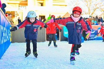 Existenzangst bei Mylauer Eisschnellläufern wegen Schließung der Greizer Eishalle: „Die Entscheidung kann unser Todesurteil sein“ - Auf der temporären Eisbahn in Reichenbach präsentieren sich die Eisschnellläufer regelmäßig im Winter. Trainingsort ist dort aber nicht.