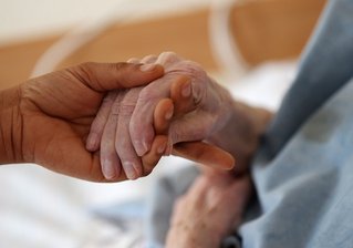 Existenzangst: Pfleger streiken unbefristet - 