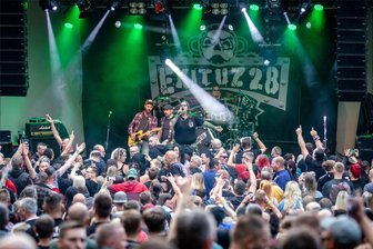 Exituz 28: Böhse-Onkelz-Coverband rockt Burgstädt - Bereits vom ersten Song an herrschte Partystimmung beim Burgstädter Konzert der Böhse-Onkelz-Coverband "Exituz 28".