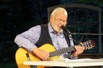 Exklusiv-Interview mit Gunther Emmerlich: Warum der Star nach Niederwürschnitz kommt - Der Entertainer Gunther Emmerlich spielt am Sonntag in Niederwürschnitz Gitarre, singt und liest aus seinen literarischen Werken.