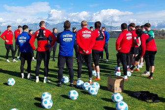 Exklusive Einblicke ins Trainingslager des FSV Zwickau: Schneebedeckte Berge, Staffelläufe am Strand – und vier Fans sehen eine usbekische Mogelpackung - Training mit Blick auf das schneebedeckte Taurus-Gebirge: Panorama und Wetter passten beim Türkei-Trip des FSV Zwickau.