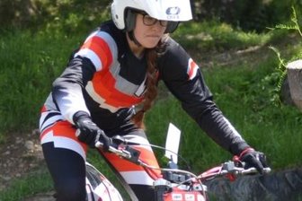 Exotin mit großen Zielen - Katharina Nestler vom MSC Thalheim scheut kein Hindernis. Die frisch gebackene Siegerin der Damenklasse innerhalb der Ostdeutschen Meisterschaft im Motorradtrial schlägt sich in der Männerdomäne wacker.