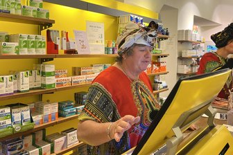 Katrin Köhler bedient zum Nachtshopping am Freitagabend in Mittweida ihre Kunden in einem ungewöhnlichen Gewand. 