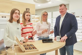 Expansion aus dem Erzgebirge in Großstädte: Familienunternehmen eröffnet 19. Filiale und will die 20 knacken - Leonie Klug (v. l.), Sarah Gutjahr und Sophie Graubner - mit Geschäftsführer Marcus Ehnert - bilden das Team des Ladens im Johanniskarree, der auf Hörgeräte und Brillen spezialisiert ist.