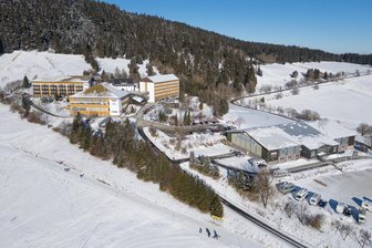 Expansion im Erzgebirge: Unternehmensgruppe mit Sitz in Stuttgart kauft nächstes Objekt am Fichtelberg - Nach dem Panorama-Hotel Oberwiesenthal (h.) übernimmt die Inter-Spa-Gruppe mit Sitz in Stuttgart nun auch das benachbarte Sportcenter am Fichtelberg (v.).