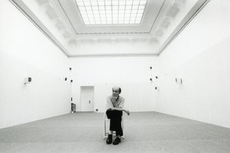 Expeditionen ins Unbekannte mit Carlfriedrich Claus in den Chemnitzer Kunstsammlungen - Carlfriedrich Claus 1995 in seinem „Sprachrozessraum“ in den Kunstsammlungen. Die neue Ausstellung rekonstruiert exakt den damaligen Klangkosmos.