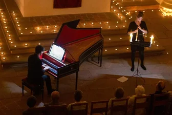 Experiment im Kerzenschein überzeugt gleich zweifach - Elisabeth Beckert (Oboe) und Pascal Kaufmann (Orgel und Cembalo) spielten im zauberhaften Ambiente.