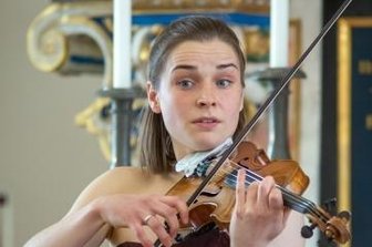 Experiment im Musiksommer - wie aus Tönen Bilder werden - Soloviolinistin Charlotte Thiele mit ihrem emotionalen Spiel der"Chaconne" von Bach.