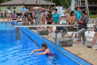 Experiment mit Freibad beginnt - Im vergangenen Sommer fand im Peniger Freibad ein Stundenschwimmen statt, in dem möglichst viele Bahnen geschwommen werden mussten.