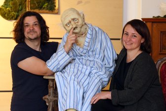Experiment mit großer Wirkung: Puppentheater Zwickau bringt Senioren zum Lachen und Singen - Puppenspieler Septimus-Dan Simion, seine Lebensgefährtin Maike Strach, die im Seniorenheim arbeitet, und die lebensgroße Opa-Puppe.