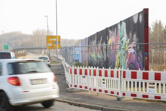Experiment: Verkehrsberuhigende Maßnahmen am Ende des Chemnitzer Südrings - Am Übergang Bahnstraße-Südring ist bereits eine Lärmschutzwand installiert. Nun soll dort auch der Verkehr beruhigt werden.