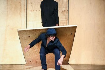 Experimente auf offener Bühne - Tanz, Theater, Zirkus - in der Performance "How Things Go" des Duos Felix Baumann und Sean Henderson mischen sich die Genres. Zwei sture Clowns mit großen Plänen, ausgesetzt den Tücken des Objekts. 