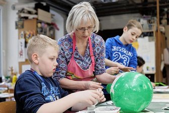 Experimentieren gefragt: Volles Haus bei den Annaberg-Buchholzer Kunstkindern - Sabine Sachs und die Annaberg-Buchholzer Kunstkinder wie Wim (l.) und Adrian bei der Arbeit. Zuletzt wurde etwa mit Gipsbinden gestaltet.