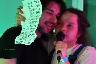 Experimentierfreude und Frauenpower im Containerdorf - Florian Illing und Jens Ausderwäsche sind Baumarkt, ein Traumpaar aus der Fachabteilung Dada-Elektropop. 