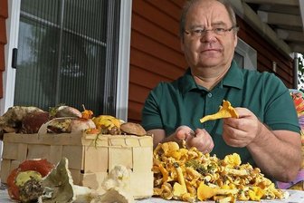 Experte aus Mülsen verrät, wie gut der Pilzherbst wird - Der Mülsener Pilzberater Uwe Vogel ist im Vogtland fündig geworden und macht sich an das Putzen der Ausbeute. 