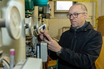 Experte hilft Gemeinden im Vogtland beim Energiesparen: Warum Schulen die größten Wärmeverbraucher sind - Michael Rink ist seit Anfang 2023 Kommunaler Energiemanager der Gemeinden Steinberg und Ellefeld. „Verbrauch muss man messen, um zu wissen, wo man beim Energiesparen ansetzen muss“, sagt er. Eine Erkenntnis bislang: Die Schulen sind die größten Wärmeverbraucher in den beiden Gemeinden.