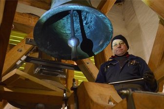 Experte kontrolliert Glockenstuhl in Ellefelder Kirche -  Thomas Scholz bei der Kontrolle des Glockenstuhls in der Ellefelder Lutherkirche.