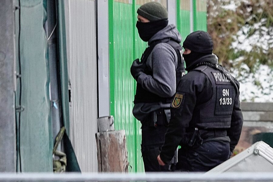 Sächsische Polizeibeamte durchsuchen im Rahmen der bundesweiten Razzia gegen die Reichsbürgerszene auch ein Firmengebäude in Olbernhau im Erzgebirgskreis. 