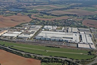 Experten aus Baden-Württemberg sollen Zwickaus Image aufmöbeln - Mit Zwickau verbinden Menschen zuerst den Automobilbau: Blick auf das VW-Werk in Mosel.