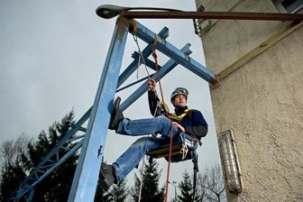 Hängt in den Seilen: Eric Kuhn, Geschäftsführer der Alpin Technik Leipzig.