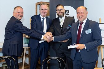 Experten für Carbonfasern aus Sachsen und Australien besiegeln Kooperation - Besiegeln die Kooperation zu Carbonfasern: Lothar Kroll, Leiter der Professur Strukturleichtbau und Kunststoffverarbeitung der TU Chemnitz, André Lehmann vom Fraunhofer-Institut für Angewandte Polymerforschung IAP, Sachsens Regionalminister Thomas Schmidt (CDU) und Professor Iain Martin, Leiter der Deakin University.