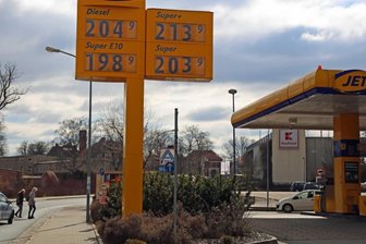 Experten rechnen mit Spritpreisen von über 2,50 Euro - Diesel teurer als Super - so wie am Montag an der Uferstraße in Werdau sieht es fast überall aus. 