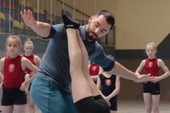 Experten schauen Talenten auf die Finger - Daniel Cook aus Großbritannien gehörte zu den erfolgreichsten Sportakrobaten der Welt. Nun arbeitet er als Trainer - und war in Schwarzenberg zu Gast. 