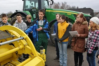 Experten stellen Grüne Berufe vor - Ronny Nagel, Chef der Agrargenossenschaft Eppendorf (Mitte), erklärte am Dienstag zum Berufsorientierungstag Mittelschülern aus Brand-Erbisdorf die Funktionsweise eines Häckslers.