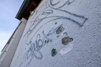 Explosion an Rückhaltebecken in Oberlungwitz - Polizei sucht Zeugen - Diese Schäden entstanden durch die Explosion an der Fassade des Technikgebäudes des Regenrückhaltebeckens.