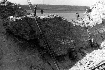 Explosion an vogtländischer Talsperre vor 80 Jahren: Wie das Göltzschtal damals nur knapp an einer Katastrophe vorbeischrammte - Die Staumauer der Talsperre Muldenberg 1945 nach dem Unglück.