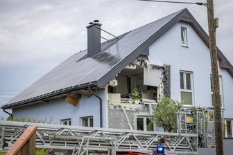 Explosion: Druckwelle reißt riesiges Loch in Wohnhaus in Sachsen - Die Explosion war so heftig, dass danach ein Loch in der Wand des Wohnhauses in Netmannsdorf klaffte. Foto: Marko Förster