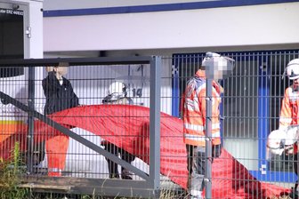 Explosion in Adorf: Kripo ermittelt noch - Einsatzkräfte der Feuerwehr am Sonntagabend im Neukirchener Ortsteil Adorf.