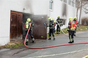 Explosion in Lagerhalle an Agnesstraße in Chemnitz: Schwerstverletzter Mann nach Leipzig in Spezialklinik geflogen - Montagmorgen 9.30 Uhr wurden die Einsatzkräfte der Berufsfeuerwehr Chemnitz zu einem Lagerhallenbrand an die Agnesstraße in Schloßchemnitz gerufen. 