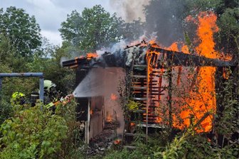Explosion in Wilkau-Haßlau: Gartenlaube niedergebrannt - In Wilkau-Haßlau explodierte Montagvormittag eine Gartenlaube. Die Feuerwehr war zwei Stunden im Einsatz