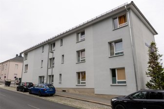 Explosion vor einer Flüchtlingswohnung in Ellefeld: Zeugen gesucht - Durch einen Sprengkörper ist die Inobhutnahmestelle für unbegleitete minderjährige Ausländer in Ellefeld beschädigt worden.