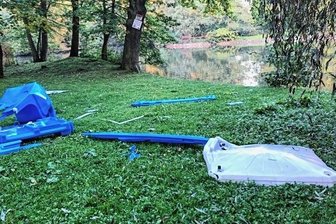 Explosionen am Reichenbacher Stadtpark beunruhigen Anwohner - Beunruhigendes Bild im Reichenbacher Stadtpark. Dort war Ende September ein Dixi-Klo von einer Explosion völlig zerstört worden.