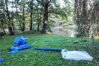 Explosionen am Reichenbacher Stadtpark beunruhigen Anwohner - Beunruhigendes Bild im Reichenbacher Stadtpark. Dort war Ende September ein Dixi-Klo von einer Explosion völlig zerstört worden.