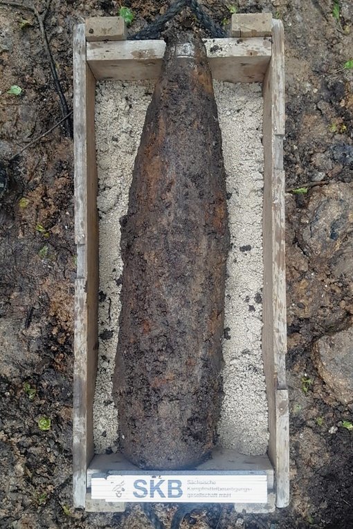 Explosionsgefahr: Firma sprengt Granate in Lichtenau - Diese Granate war im Ottendorfer Wald gefunden worden.Experten vom Kampfmitelbeseitigungsdienst sprengten sie. Foto Lars Müller 