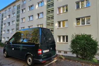 Explosionsgefahr: Warum in der vergangenen Nacht ein Chemnitzer Wohnblock evakuiert wurde - Teile dieses Wohnblocks musste die Polizei in der Nacht auf Freitag evakuieren. Am Morgen danach ermittelt die Spurensicherung vor Ort.