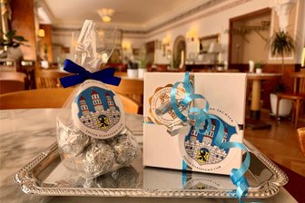 Exportschlager aus Freiberg: Der Silbertrüffel feiert siebenten Geburtstag - Der Freiberger Silbertrüffel in Geschenkverpackung: Die Kugeln stecken in silbernem Papier und werden vom Stadtwappen geadelt.