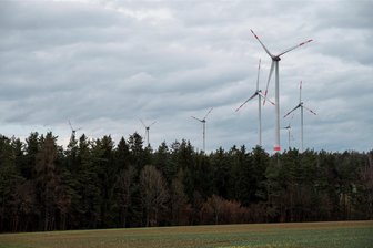 Externer Gutachter soll prüfen, ob ein Verbot von Windrädern im Werdauer Wald möglich ist - Windkraftanlagen im Wald - wie hier im Lindenhardter Forst in Bayern - das wollen nicht nur eine Reihe Bürger im Landkreis Zwickau verhindern. Auch die Mehrheit der Kreisräte ist dagegen.