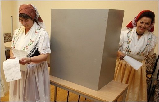 EXTRA: Brandenburg Schlusslicht bei Wahlbeteiligung - Mit einer Wahlbeteiligung von 29,9 Prozent war Brandenburg bei den Europawahlen in Deutschland klares Schlusslicht. Das Foto zeigt zwei Sorbinnen in Tracht, die in Brandenburg ihre Stimme abgeben.