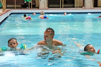 Extra-Schwimmkurse in Zwickau: Große Nachfrage bleibt aus - Der Wasserballspieler Aljosa Bakovic (Mitte) bringt Luc (rechts) und Lucas (links) in der ersten Stunde bei, wie sie sich ohne Probleme über Wasser halten können. Neun Kinder hatten sich für den Kurs angemeldet. 