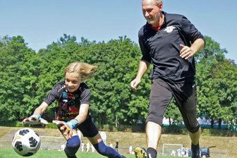 Extra Torwarttraining sorgt für Spaß und Qualität - Marie Gottschalk ist für den Meeraner SV normalerweise als Nachwuchs-Schiedsrichterin aktiv. Unter der Anleitung von Perry Bräutigam hatte sie auch als Torhüterin viel Freude. 