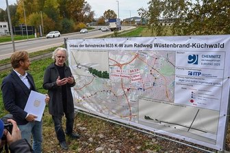 Extrabreit und mit Überflieger: Das sind die Pläne für den neuen XL-Radweg in Chemnitz - Baubürgermeister Michael Stötzer (links) und Brückenbauingenieur Eckhard Bothe am Standort der künftigen Radwegbrücke über den Autobahnzubringer Kalkstraße.