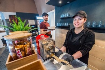 Extralange Pasta zum Verwöhnen - Seit etwa einem Monat bieten Geladin Dervishoski und seine Frau Selimka Dervishoska unter anderem leckere und ganz lange Nudeln im neuen italienischen Restaurant "De'Sapor" in Aue an. 