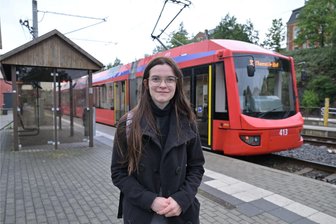 Extrarunde beim Abi: Wie eine Erzgebirgerin in Chemnitz um ihren Traumberuf kämpft - Pendelt zwischen Zuhause, Schulbank und Supermarktkasse: Clarissa Goldmann. Der Weg vom Oberschulabschluss bis zur Hochschulreife ist für sie steinig. Weil sie das Abi nicht planmäßig geschafft hat, verliert sie nun ein Jahr.